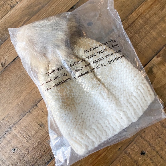 Anthropologie The Blueberry Hill Ivory Gold Metallic Fur Pom Kids Hat - Picture 4 of 10